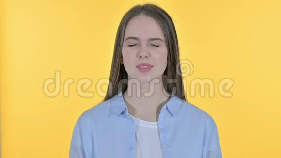 吆喝青年妇女大声尖叫的画面黄色背景视频的预览图