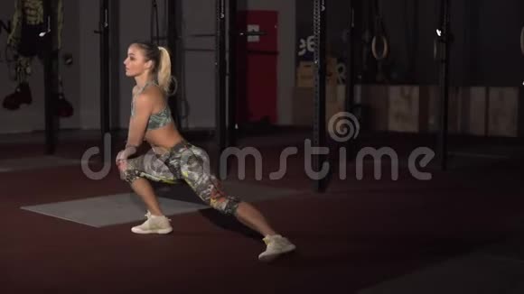 强壮健康美丽的运动女性正在做伸展运动视频的预览图
