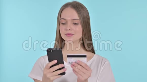蓝底青年女子智能手机网上缴费视频的预览图