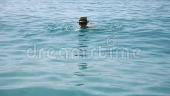 年轻女子在公海游泳享受暑假或假期戴帽子的女孩在异国情调的度假胜地放松视频的预览图