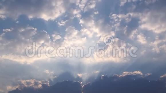 夕阳的云彩夜空的水平与美丽的蓬松的云彩与阳光抽象的自然背景视频的预览图