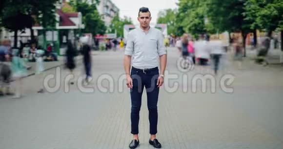 城市户外休闲服装中英俊的阿拉伯男子的时光流逝画像视频的预览图