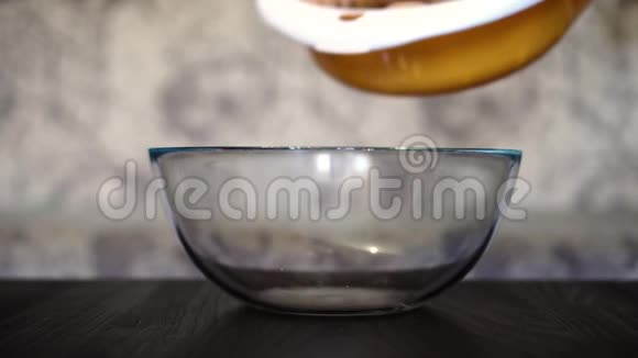 坚果佩雷斯帕亚他们的塑料板在玻璃杯视频的预览图