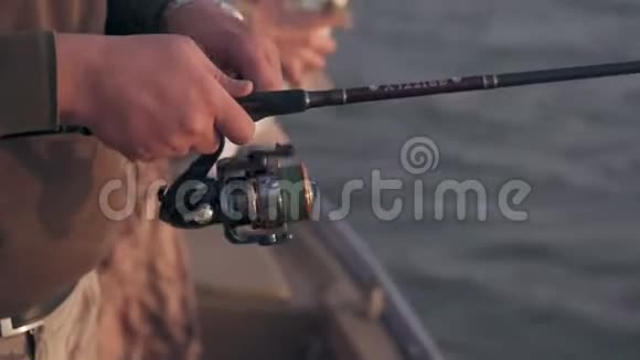 渔夫在船上缓慢地旋转着鱼视频的预览图