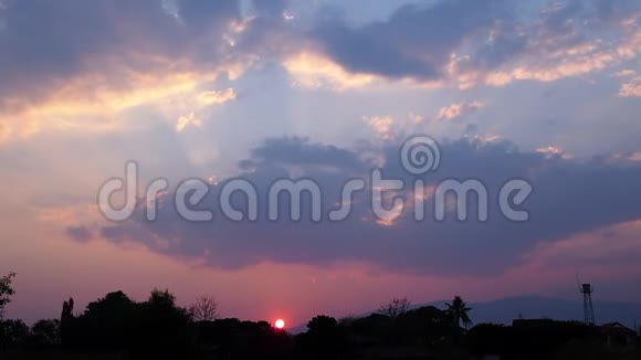 落日的天空横着美丽的蓬松的云彩阳光抽象的自然背景视频的预览图