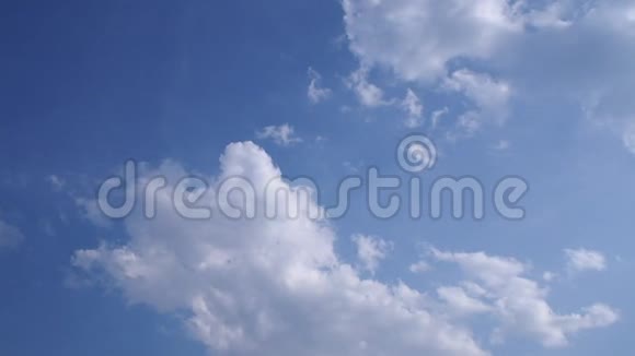 蓝天水平美丽蓬松的云彩阳光抽象的自然背景视频的预览图