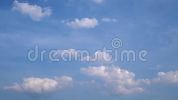 蓝天水平美丽蓬松的白云阳光抽象的自然背景视频的预览图