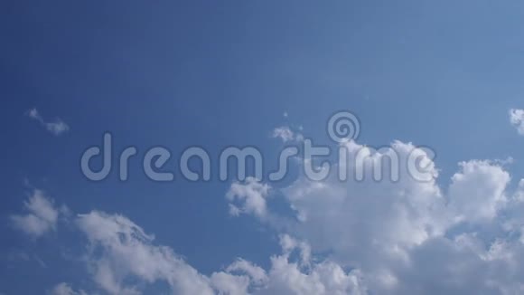 蓝天水平美丽蓬松的白云阳光抽象的自然背景视频的预览图