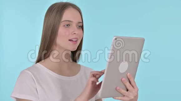 蓝底青年女子桌上视频聊天视频的预览图