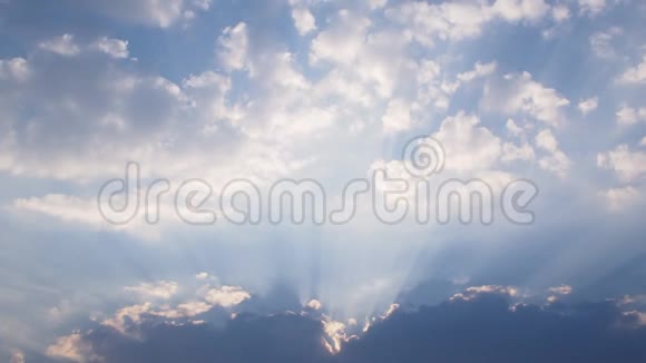 夜空横着美丽的蓬松的云彩阳光抽象的自然背景视频的预览图