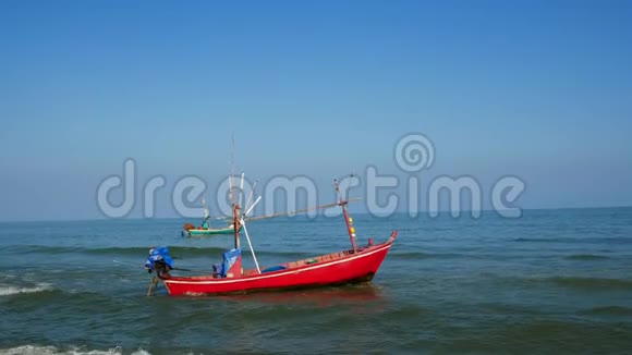 海景背景上的渔船视频的预览图