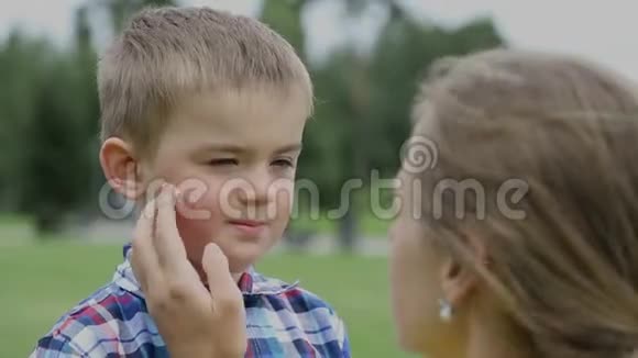 妈妈在儿子脸上涂了一层保护霜孩子不喜欢视频的预览图