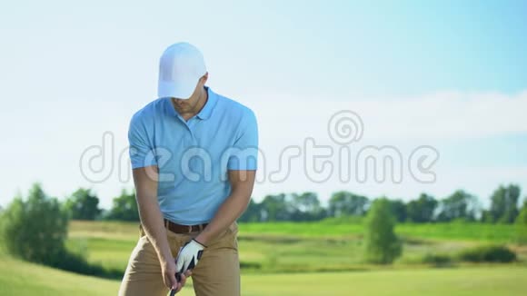 没有经验的高尔夫球员击球被失败的投篮震惊失败的概念视频的预览图