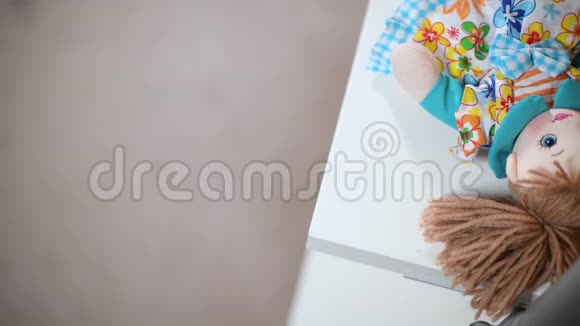 一个小女孩把她的娃娃从架子上拿出来和她一起拿视频的预览图