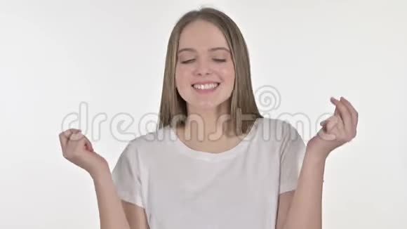 快乐美丽的女人跳舞音乐白色背景视频的预览图