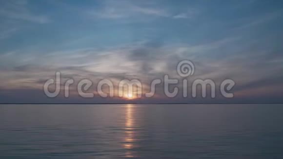 夕阳西下从船上眺望视频的预览图