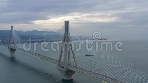 在云层天气下在希腊的长斜拉里约桥的空中观景台渡轮站视频的预览图