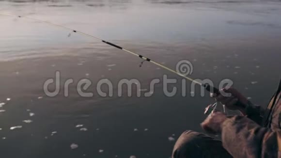 从船上旋转掠食鱼的垂钓者视频的预览图