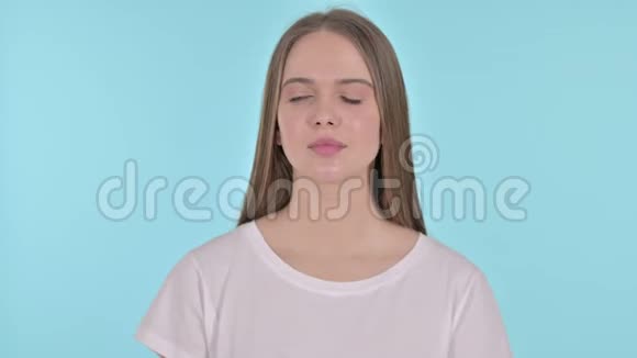 病态美丽的年轻女人咳嗽蓝色背景视频的预览图