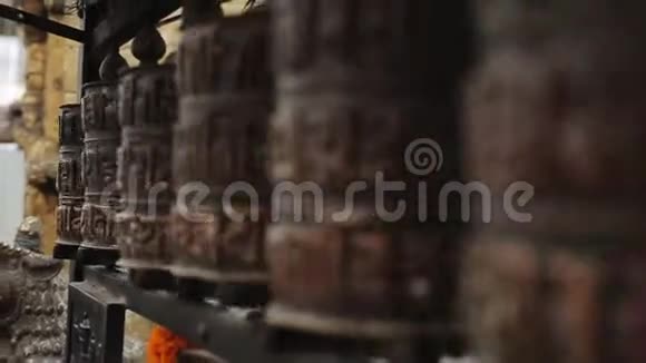在尼泊尔加德满都一个旋转的佛教祈祷轮的特写视频的预览图