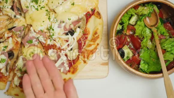 选择披萨或沙拉的视频视频的预览图