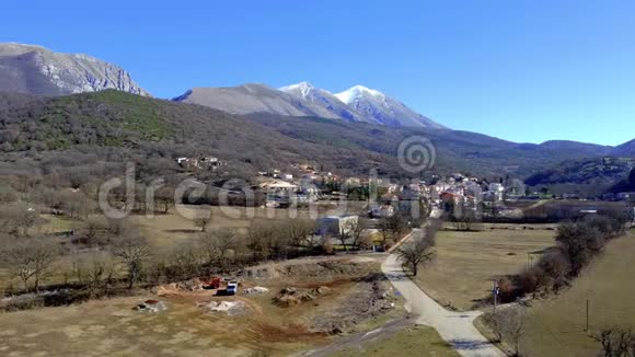 意大利中部一个有山的小镇的鸟瞰图视频的预览图