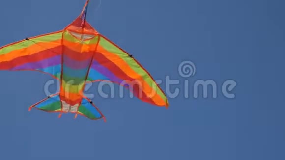 一只风筝在蓝天上高高飞翔的后景鸟的视野视频的预览图