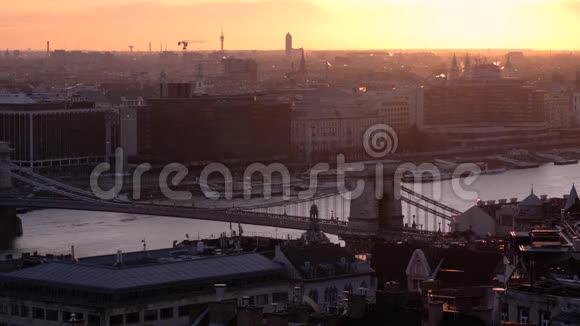 日出时布达佩斯全景秋天的早晨塞车尼桥视频的预览图
