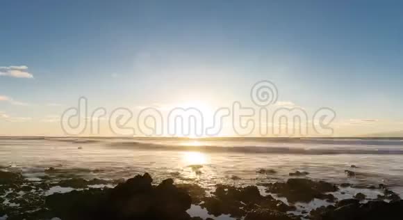 夕阳西下的海洋和沙滩冲浪者的轮廓视频的预览图