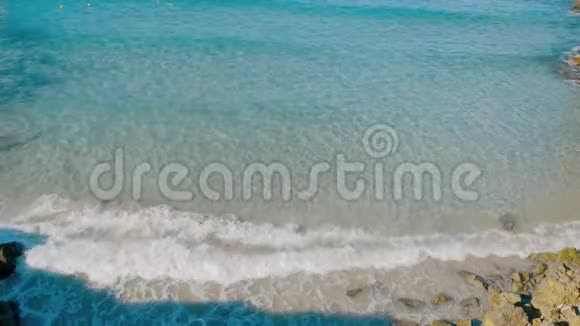 巴利阿里群岛伊比沙干净透明的海浪隐藏海滩视频的预览图