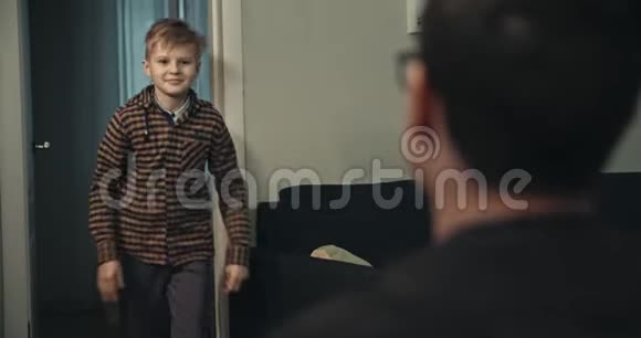 一个小男孩在长期分居后跑去拥抱他的父亲离婚和家庭观念拍摄于索尼12位颜色视频的预览图