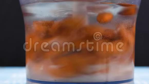 杏仁牛奶是在搅拌机里煮的特写镜头视频的预览图