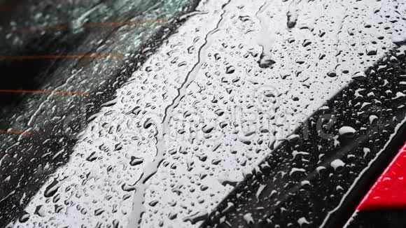 雨水慢慢地从汽车玻璃中掉了出来视频的预览图