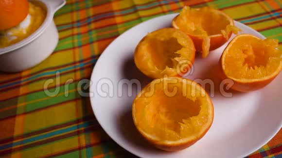剩菜食物在盘子上旋转从上面看健康食品概念从橘子里剥下来视频的预览图