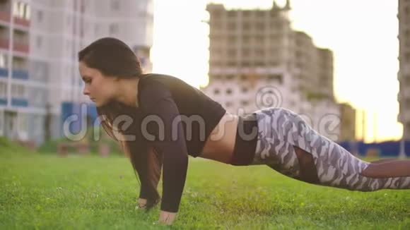 运动型美女做俯卧撑是她交叉健身健身城市公园训练的一部分视频的预览图