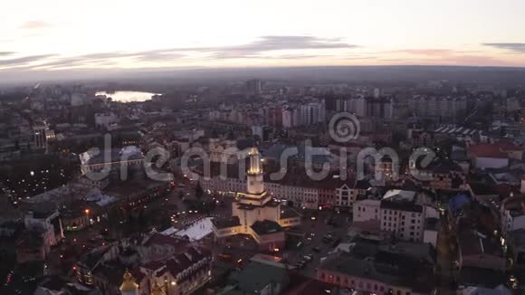 傍晚乌克兰伊万诺弗兰基夫斯基市中心的空中日落景色欧洲古老的历史建筑视频的预览图