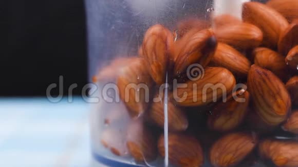 搅拌碗中浸泡的杏仁用水倒入视频的预览图
