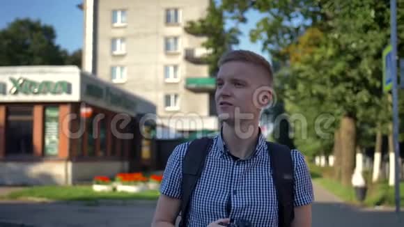 年轻的摄影师带着相机漫步在欧洲小镇视频的预览图