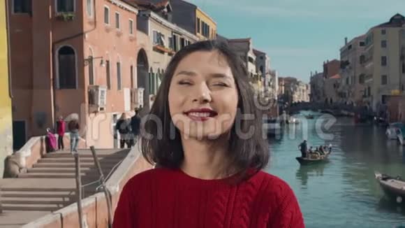 有魅力的美女意大利威尼斯旅行生活方式旅游概念视频的预览图