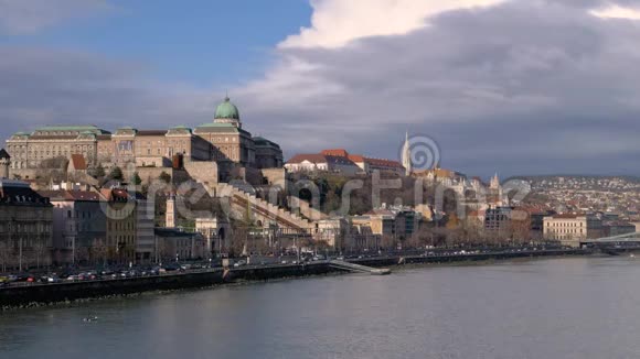 早在布达佩斯布达城堡的景色视频的预览图