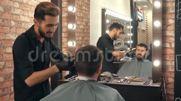 理发店剪发的年轻理发师修剪男客户视频的预览图