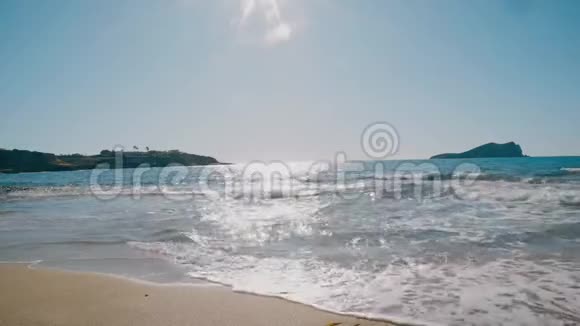 巴利阿里群岛伊比萨卡拉科米特海滩阳光反射视频的预览图
