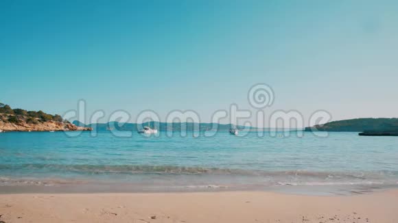 巴拉里岛IbizaCalaBassa乐园海滩视频的预览图