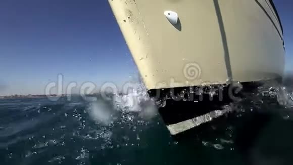 帆船在超级慢动作下向前航行视频的预览图