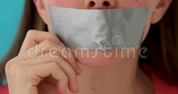 女人去掉脸上唇的头发视频的预览图