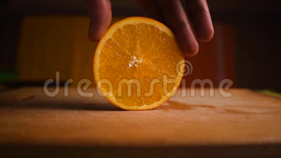 新鲜的橙色食谱橙色切片在桌子上旋转视频的预览图
