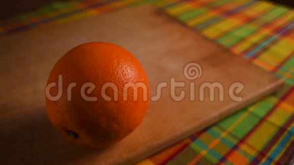 水果橙子在桌子上横移视频的预览图