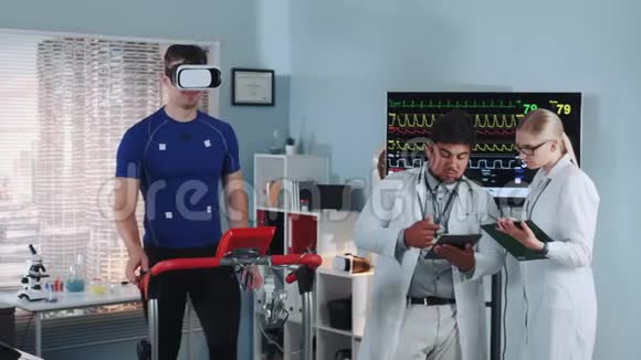运动实验室跑步机上的VR眼镜适合运动员行走视频的预览图