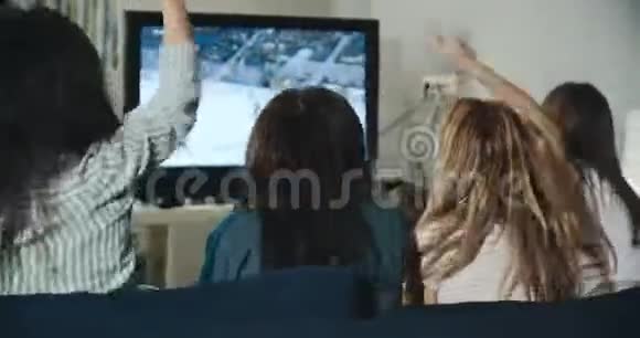 一群在电视上欣赏曲棍球的朋友范体育与友谊的内涵拍摄于索尼12位颜色视频的预览图