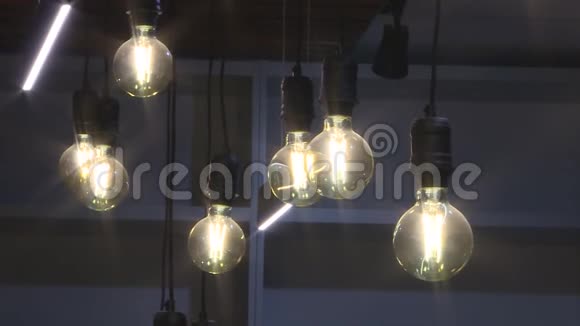 很多灯泡供电的概念视频的预览图